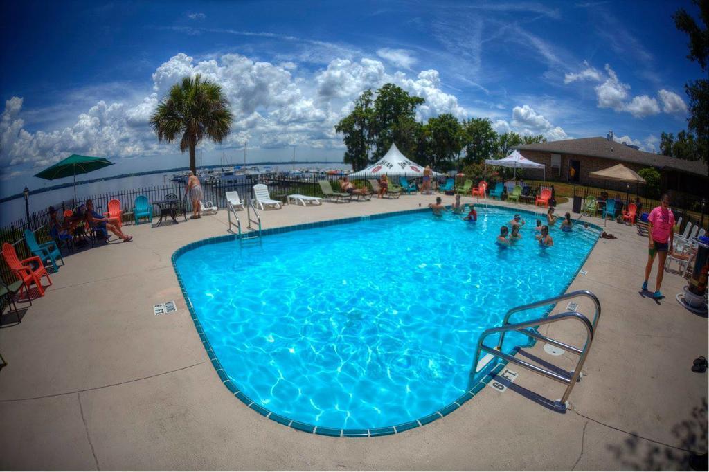 Crystal Cove Riverfront Resort Palatka Buitenkant foto